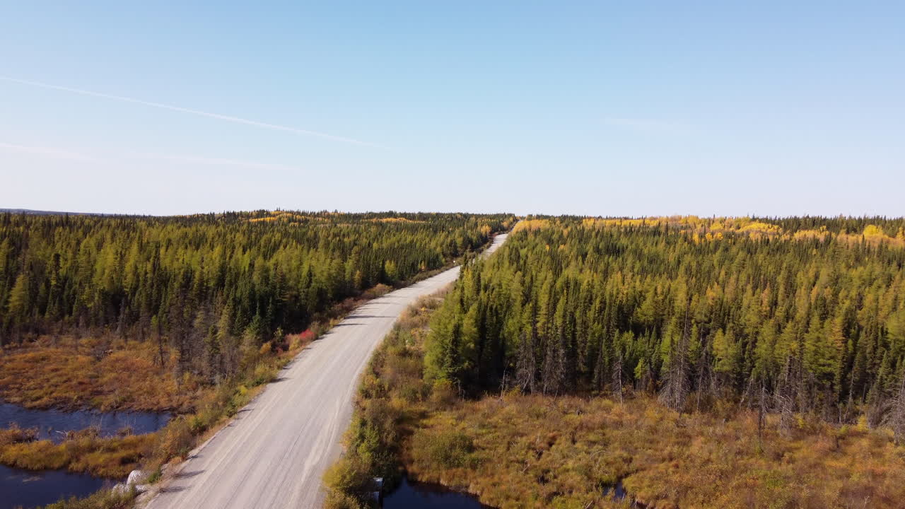 carretera del desierto de eeyou istchee baie-james quebec canadá en otoño