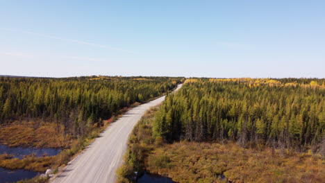 Wüstenstraße-Von-Eeyou-Istchee-Baie-james-Quebec-Kanada-Im-Herbst