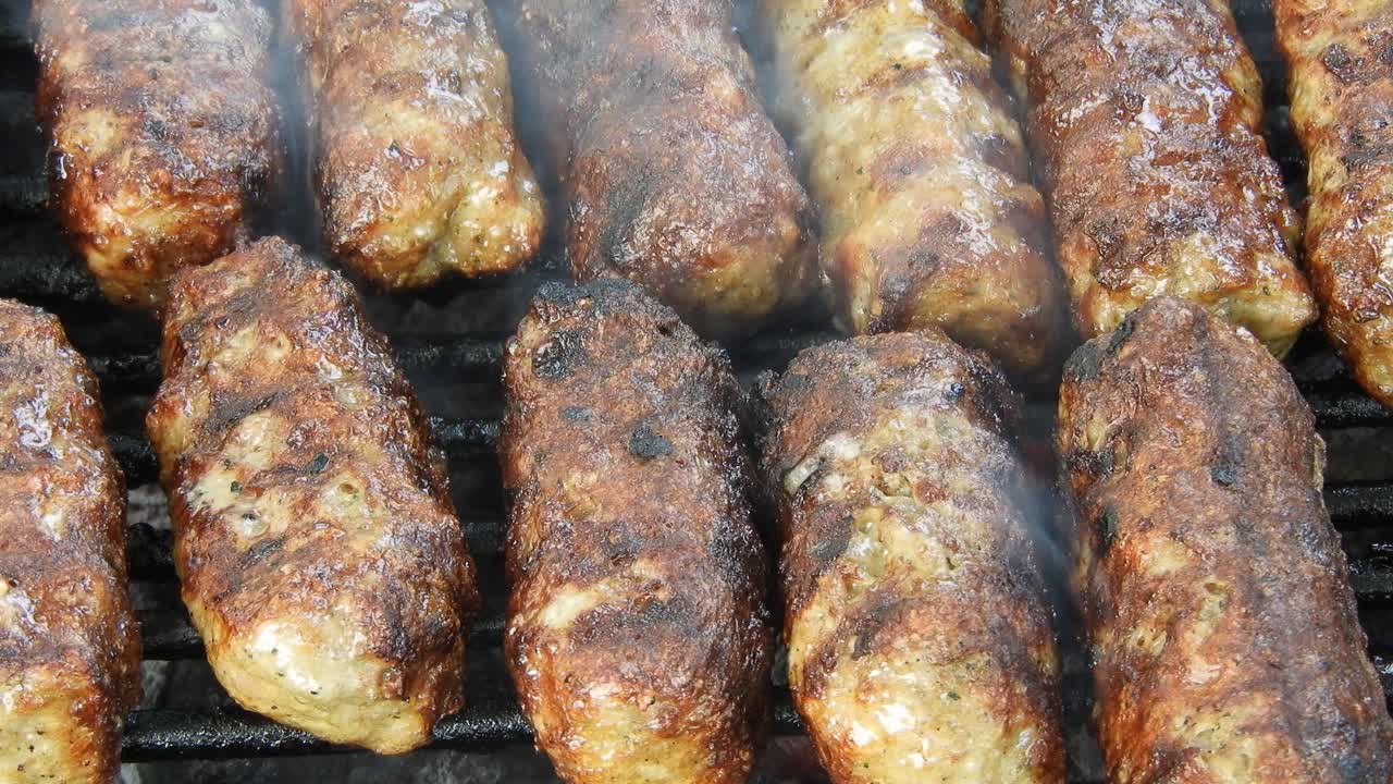 그릴에 있는 전통 음식 미트볼 "mici"