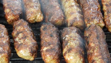 comida tradicional albóndigas &quot;mici&quot; a la parrilla