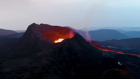 toma nocturna del cráter en la erupción explosiva volcánica del volcán fagradalsfjall en la península de reykjanes en islandia