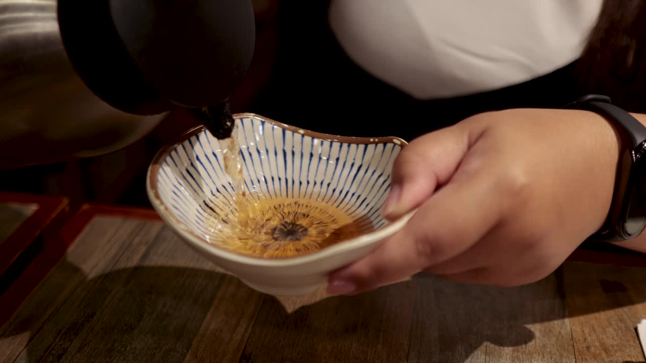 장식적 인 그 에 차 를 부는 사람