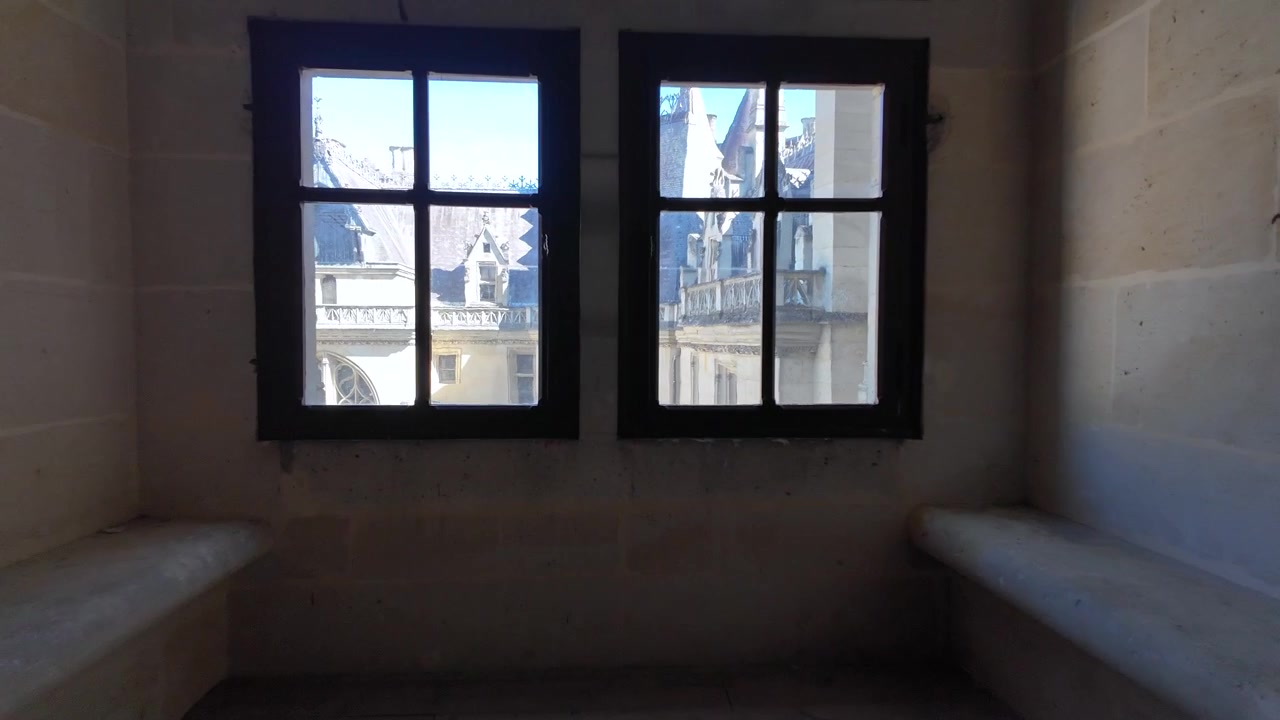 Lento pullback cinematografico dal cortile del Château de Pierrefonds che rivela gradualmente la stanza interna, la cornice in pietra della finestra e l'architettura ornata