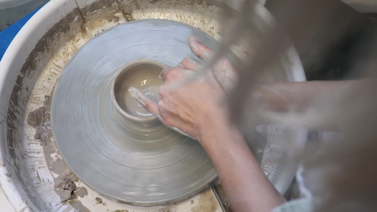 도자기 바퀴에 점토 그릇을 만드는 젊은 여성 예술가