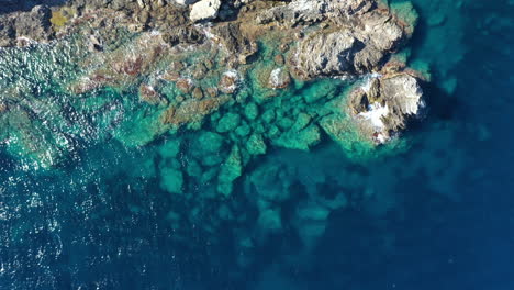 Klares-Wasser,-Luftaufnahme,-Felsen-Und-Mittelmeer,-Frankreich,-Porquerolles