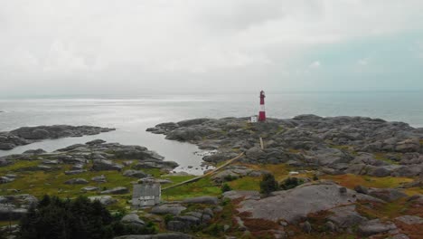 Drone-Vuela-Sobre-El-Faro-En-La-Costa-Sur-Noruega-Eigeroy-Fyr