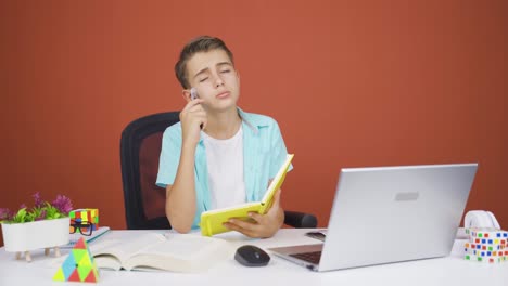 el chico con el cuaderno piensa y toma notas.