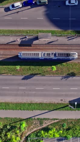drone se eleva por encima de la intersección de las carreteras en un suburbio