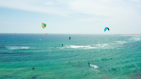 Volando-Sobre-Kiters-En-Sal,-Cabo-Verde