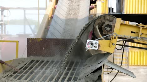 feeder supplies aggregate from the hot bin to the dryer via a conveyor belt