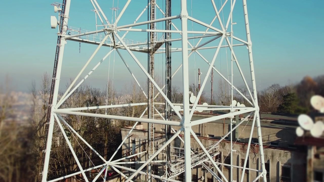 Luftaufnahme einer Drohne, die nahe einem Fernsehturm fliegt.