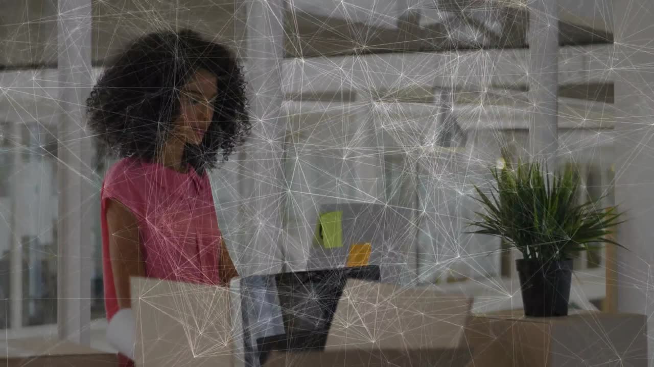 Professionista d'ufficio che completa la revisione dei dati su un laptop, poi alza lo sguardo e sorride per coinvolgere lo spettatore.