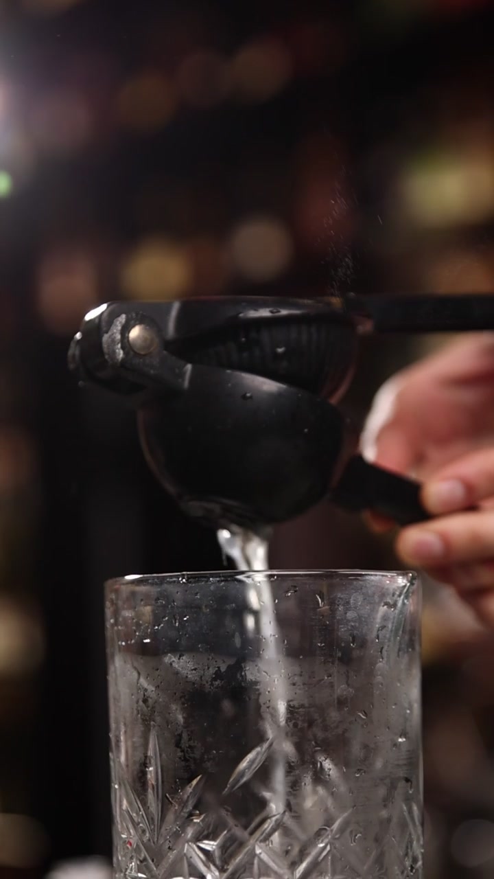 Close-up de Mão Espremendo Suco Fresco de Cítricos em um Copo