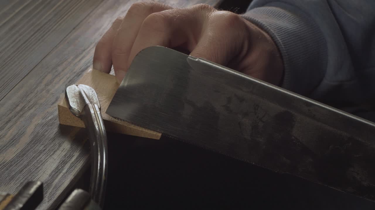 손로 나무 조각을 는 사람의 손의 클로즈업. 목수가 손으로 만든 나무 을 만니다. 시네마 4k 비디오