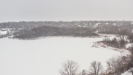 Lago-Aéreo-Congelado-Cubierto-De-Nieve-En-Un-Día-Nublado-Y-Sombrío