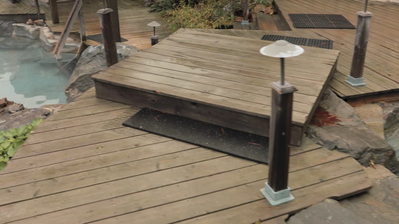 hermoso paisaje de spa al aire libre y bañera de hidromasaje con una sartén para revelar el manoir montpellier