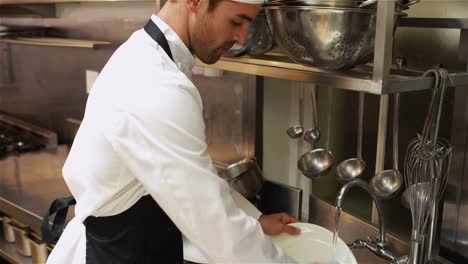 el guapo chef limpiando platos.