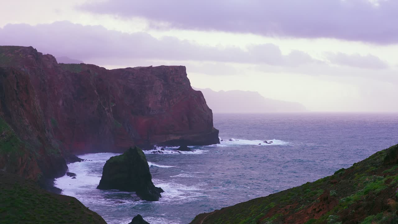 escarpados acantilados de montaña en la isla de madeira, portugal