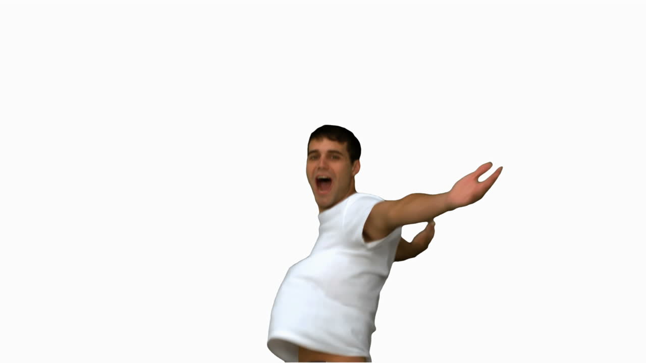 hombre guapo girando y levantando los brazos en la pantalla blanca