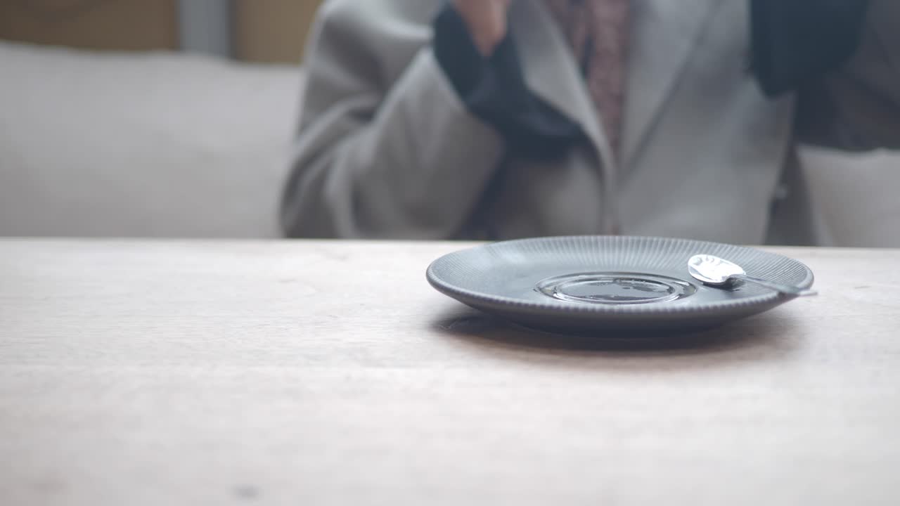 테이블 위 에 있는 커피 컵 과 접시