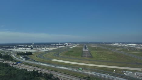 POV-immersive-Pilotenperspektive-Bei-Einem-Echtzeitanflug-Auf-Die-Landebahn-25r-Des-Flughafens-Barcelona,-Spanien,-An-Einem-Hellen-Sommermorgen