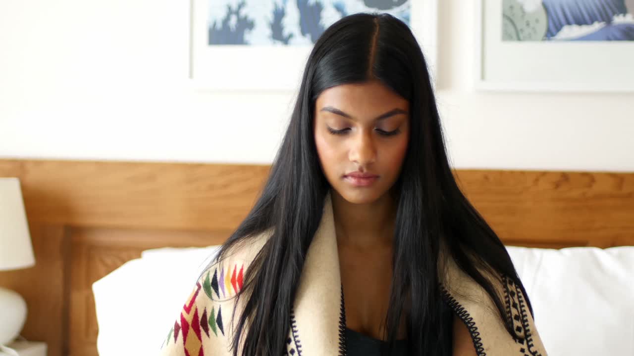 mujer usando teléfono móvil en el dormitorio