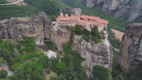 monasterio en un acantilado en meteora, grecia