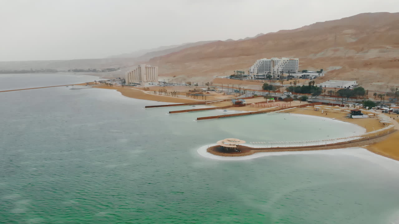 Hotel e spiagge del Mar Morto vuoti di turisti - ripresa con drone