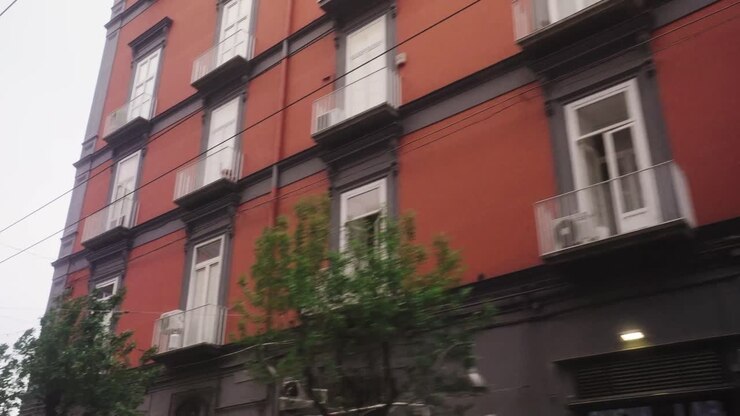 Vista degli edifici di Napoli da un'auto in movimento.