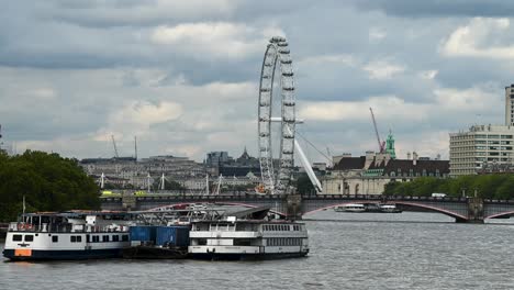 Fähren-Auf-Der-Themse-Mit-Lambeth-Bridge-Und-London-Eye-Im-Hintergrund