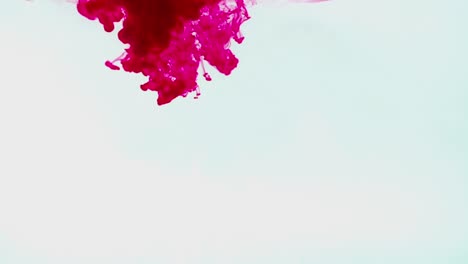 mezcla de tinta roja en agua