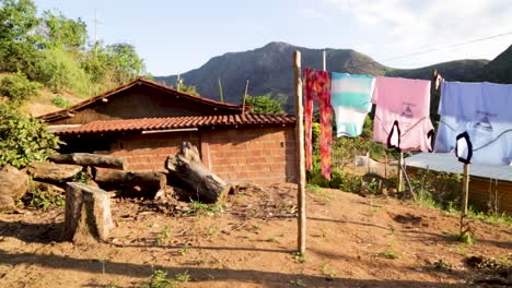 Draußen-Auf-Den-Feldern,-Sertão,-Inneres-Brasiliens,-Aufhängen-Von-Kleidern,-Sonnenuntergang