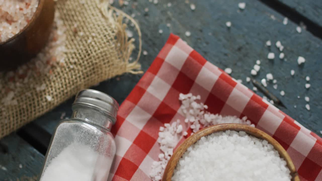 검은 바탕에 소금으로 쓰여진 소금 텍스트의 애니메이션