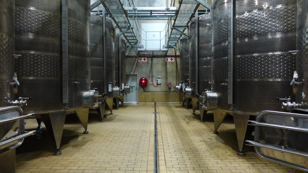 Stainless steel wine tanks for maturing wine
