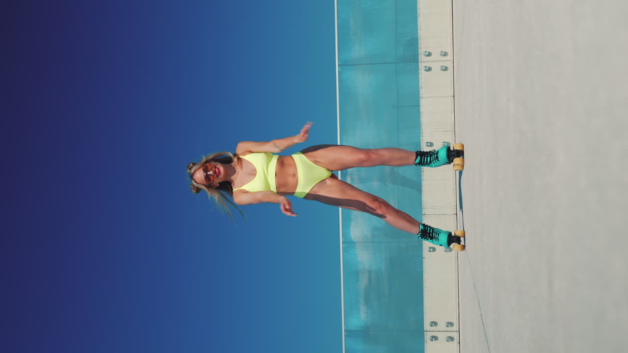 노란색 수영복을 입고 지붕에서 롤러 스케이팅을 하는 여자