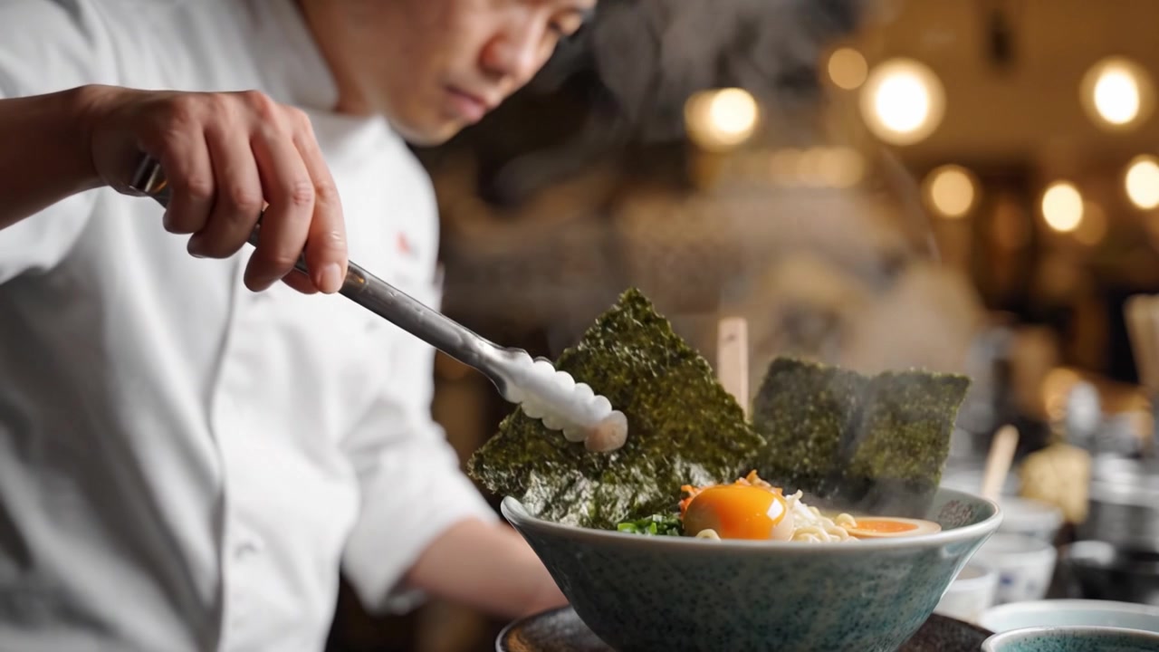 熟練のシェフが新鮮な食材を使って美味しいラーメンを巧みに準備し、精密さと情熱をもってアジア料理を作る芸術を際立たせています
