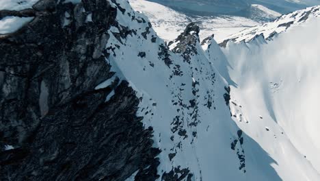Vuelo-Peligroso-Cerca-De-La-Cordillera-Cubierta-De-Nieve,-Drone-Fpv