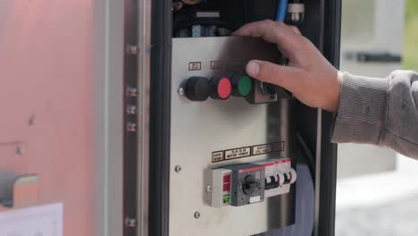 los ingenieros eléctricos inspeccionan los sistemas eléctricos en el gabinete de control de equipos