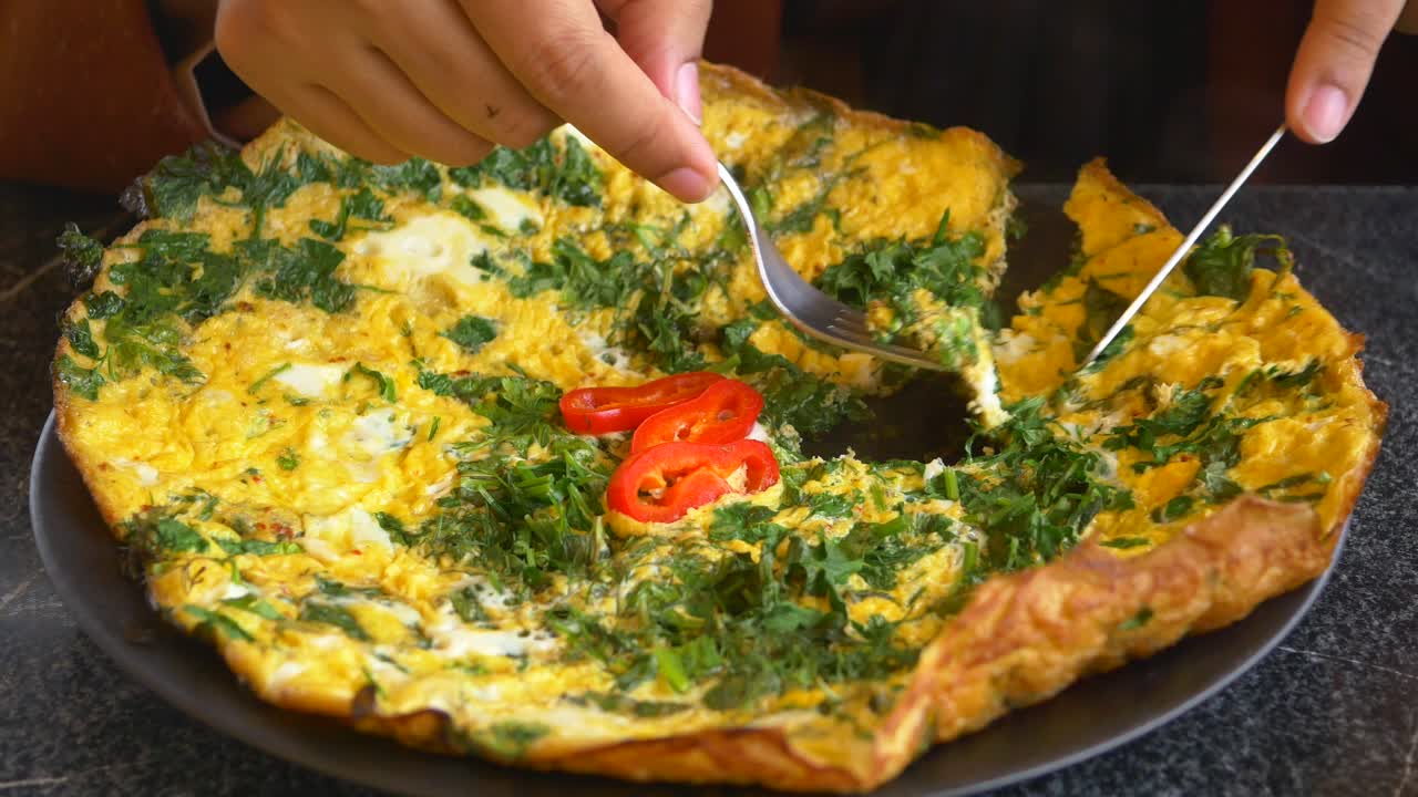 una deliciosa tortilla con hierbas frescas y pimientos
