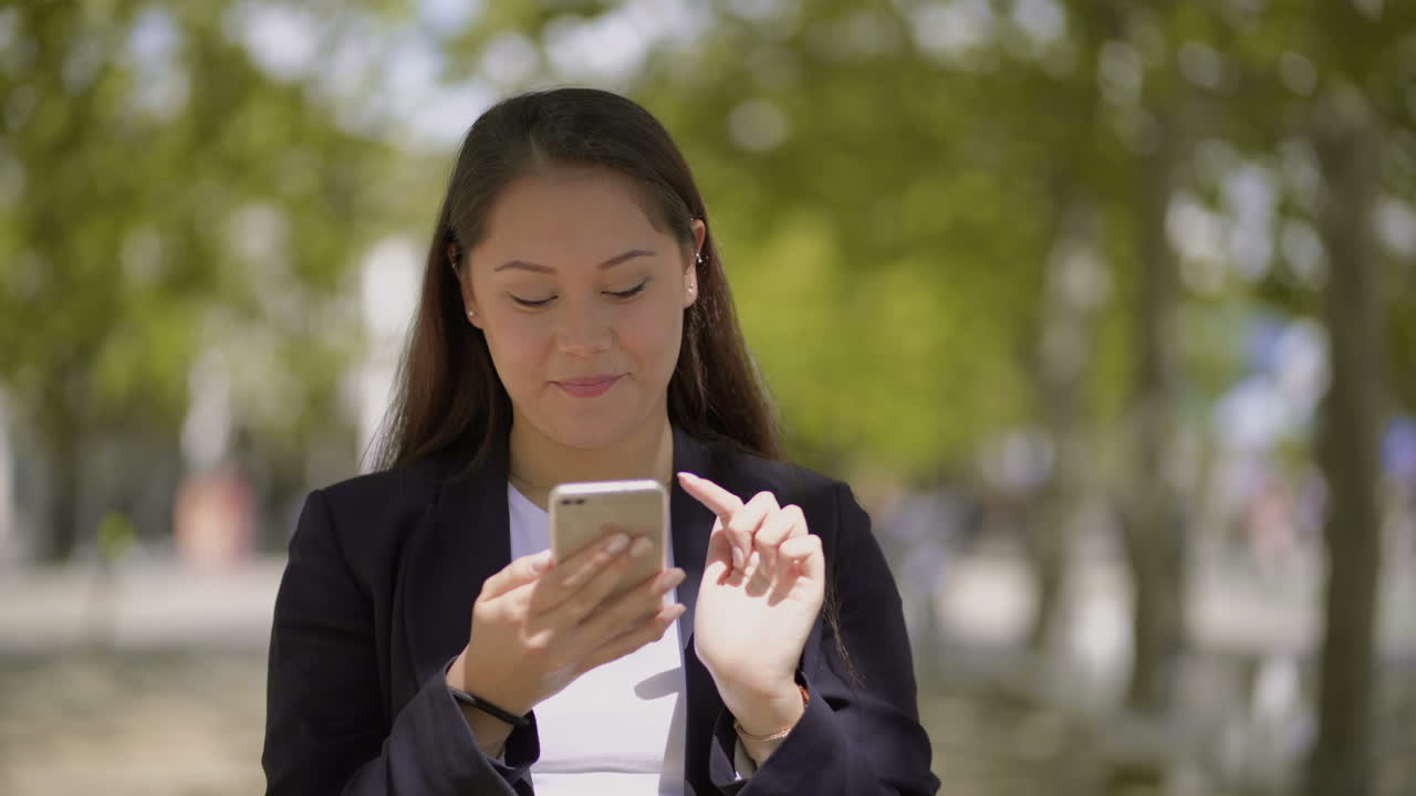 스마트폰을 사용하는 소녀가 거리에서  ⁇ 고 있습니다.
