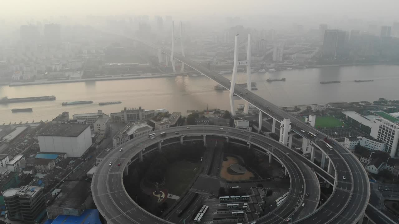 el puente de nanpu temprano en la mañana, shanghai, china