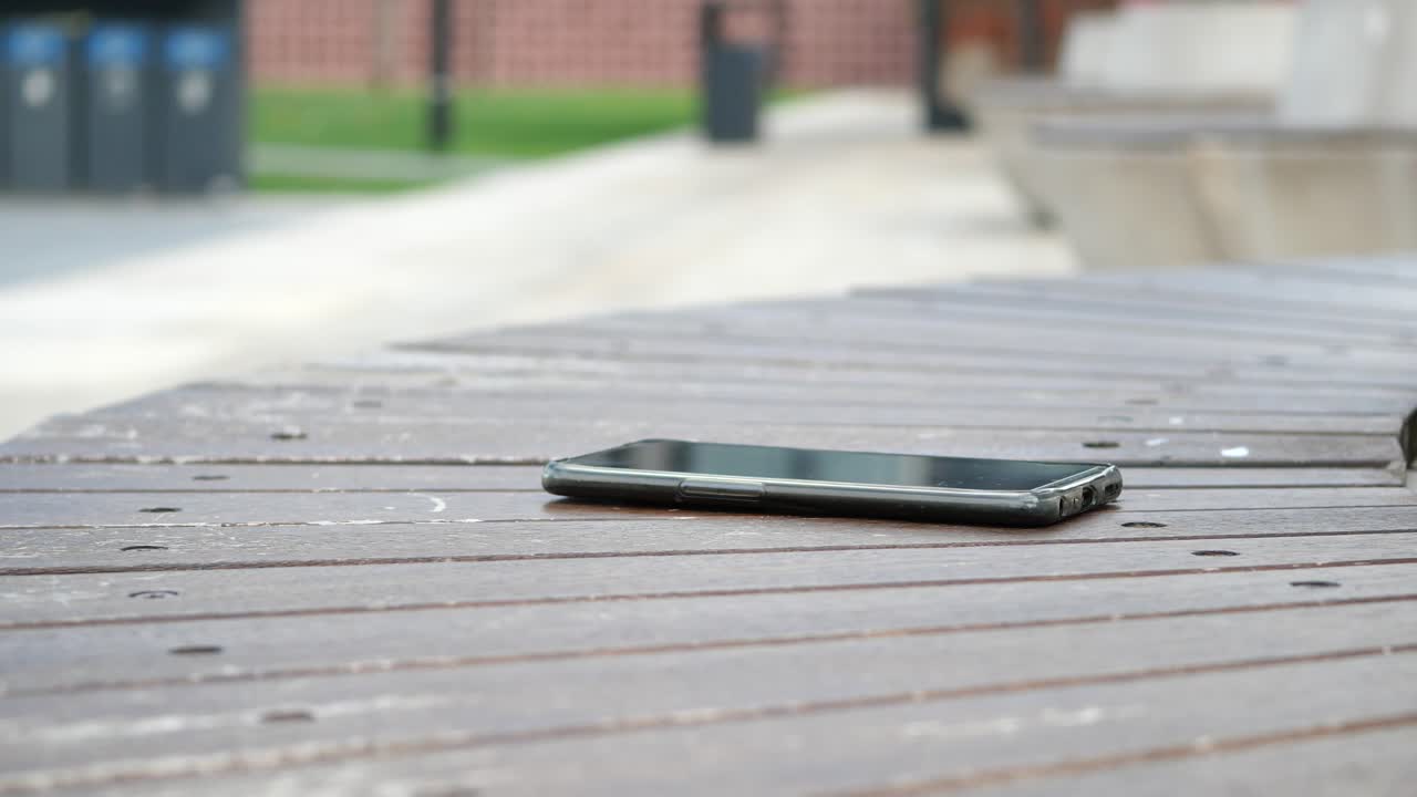 나무 벤치에 검은 전화