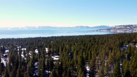 Un-Impresionante-Disparo-Aéreo-De-Drones,-Volando-Sobre-El-Bosque-Hacia-El-Lago-Cristalino-En-El-Lago-Tahoe,-Nevada-california