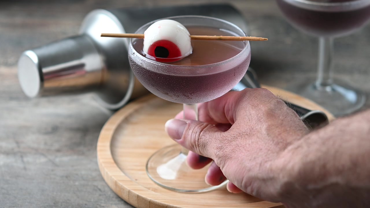 Lilla Halloween-cocktail pyntet med godteriøye