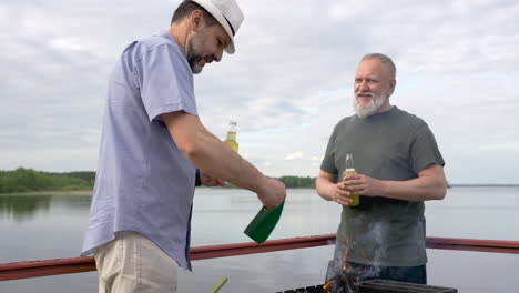 dos hombres mayores están cocinando