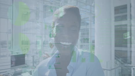 animación del procesamiento de datos financieros sobre una mujer de negocios afroamericana sonriendo en la oficina