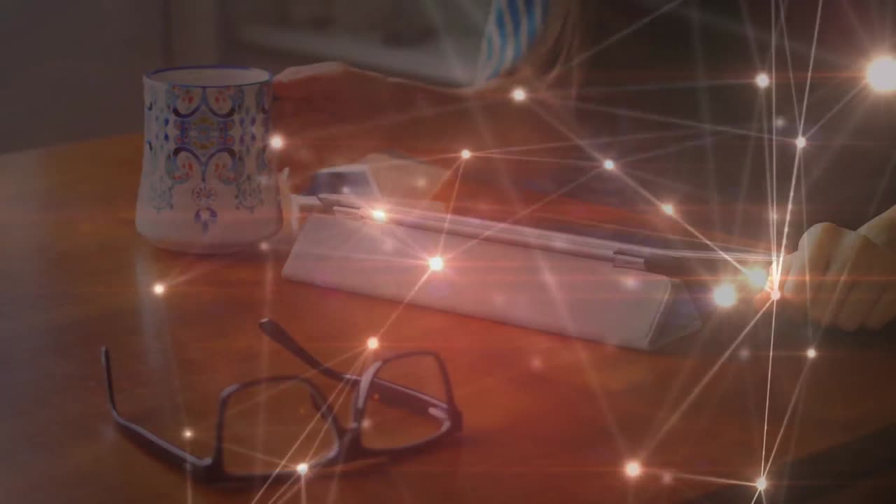 태블릿을 사용하는 여성에 대한 아이콘으로 연결 네트워크의 애니메이션