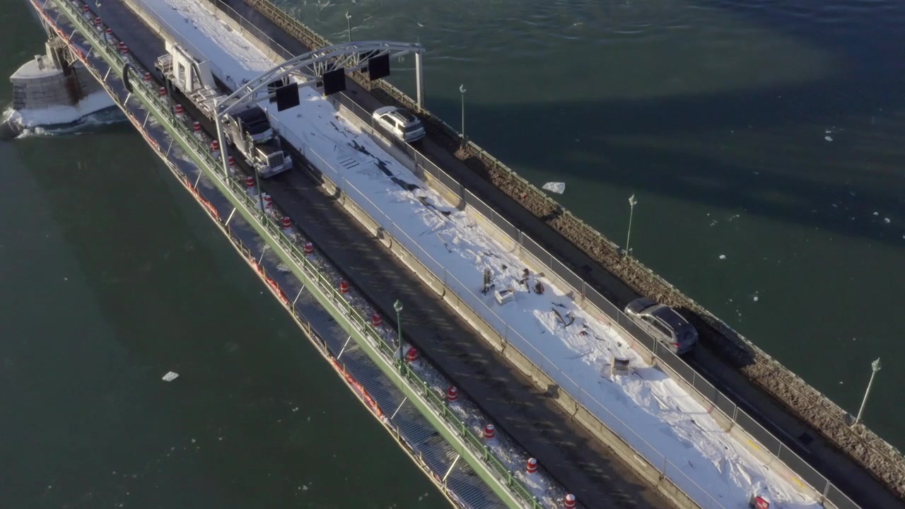 Il Peace Bridge a Buffalo, New York. Questo è uno dei tanti clip di questa serie, ognuno dei quali mostra un'angolazione diversa del ponte e contenuti leggermente diversi (città - auto) nell'inquadratura.