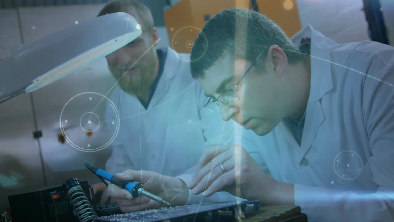 컴퓨터 하드웨어를 수리하는 백인 남성들에 대한 연결 네트워크의 애니메이션