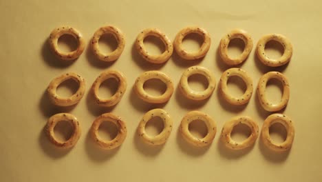 una animación de galletas secas en forma de anillo